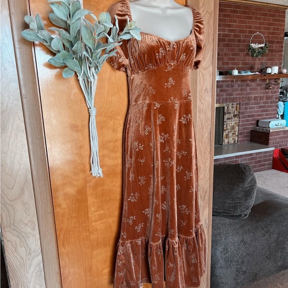 Chic Long Sleeve Floral Dress in Brown Velvet - Picture 2 of 8